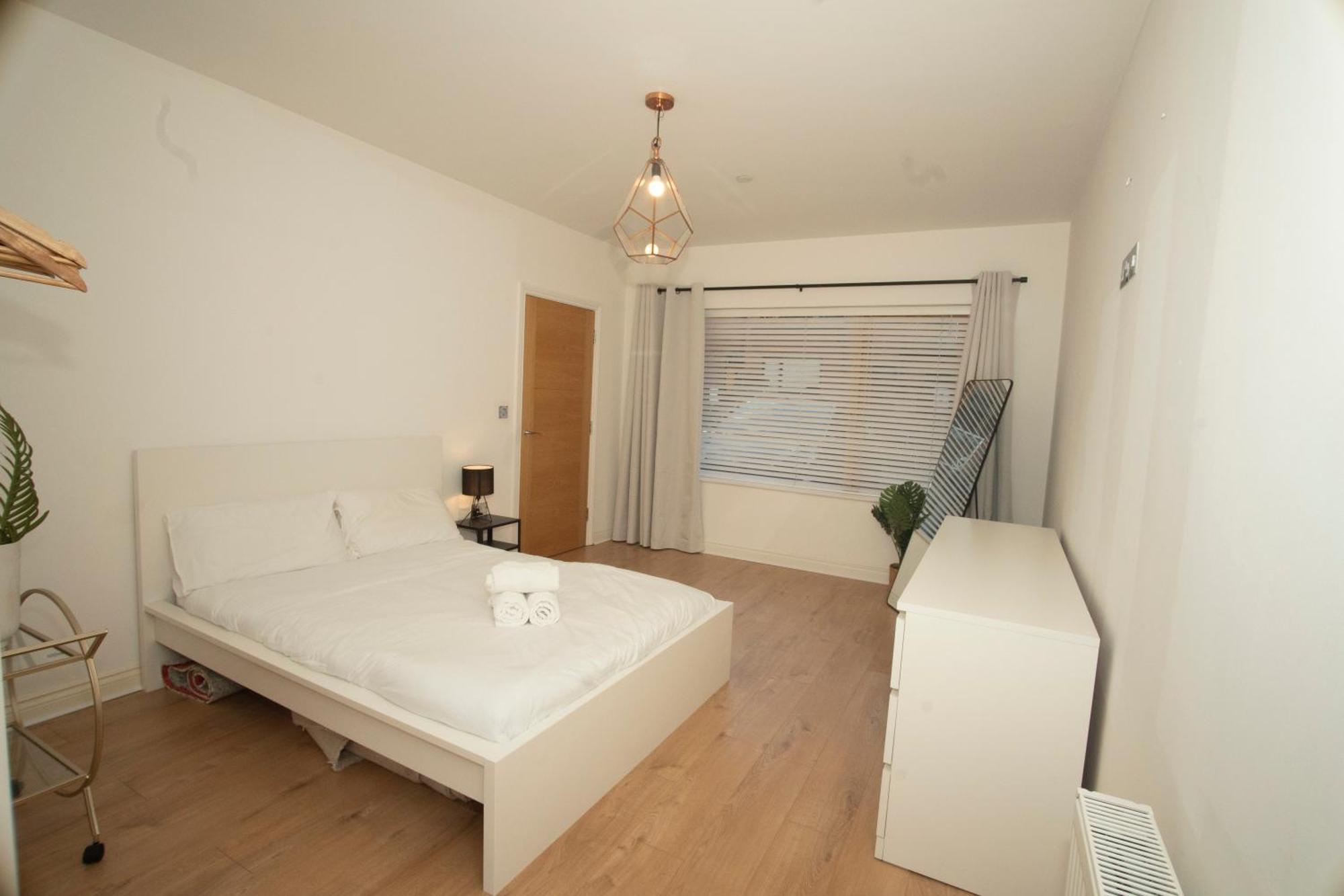 Spacious 4Br 4Ba Gated Townhouse With Balconies, Central Jq เบอร์มิงแฮม ภายนอก รูปภาพ