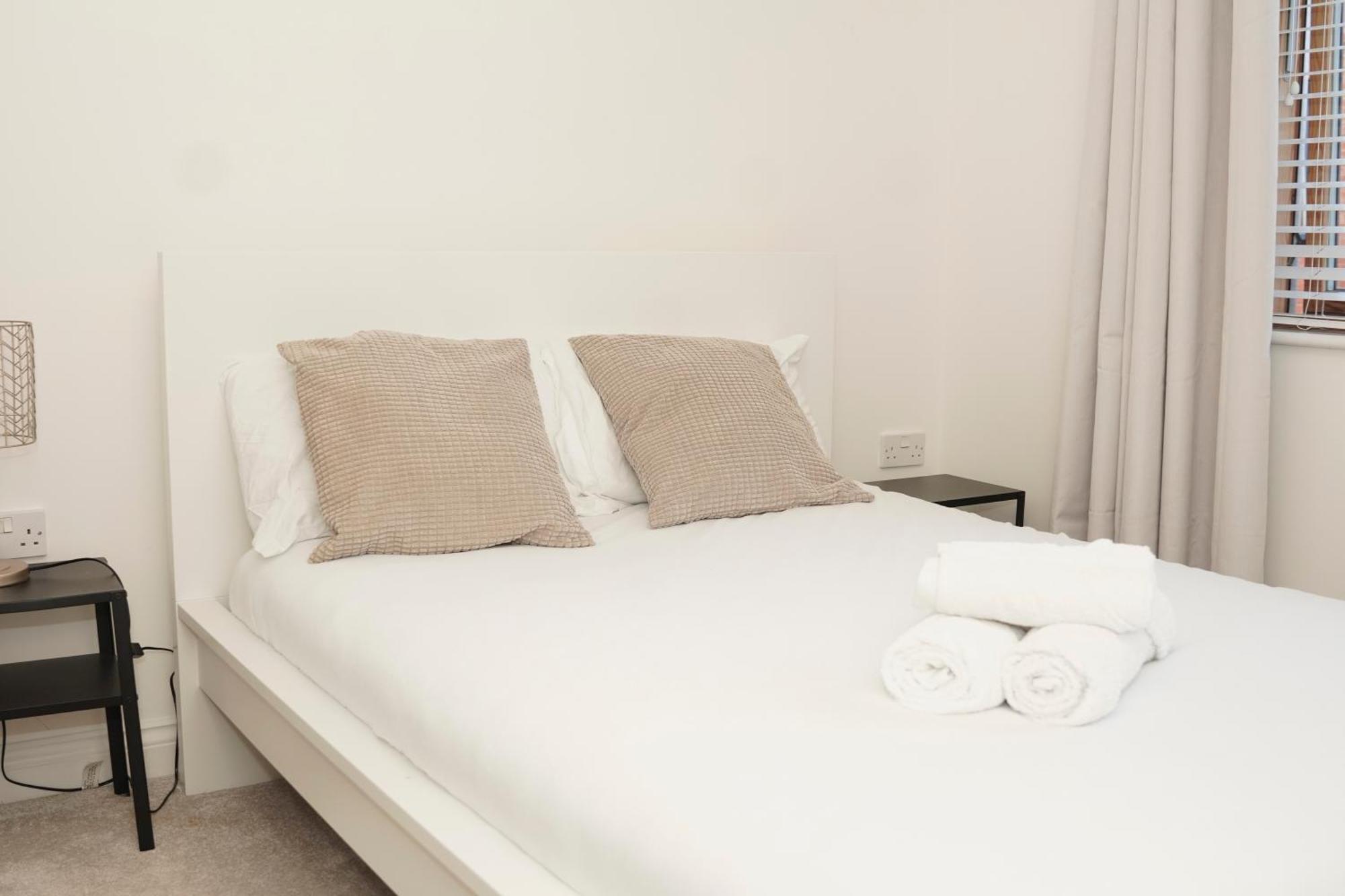 Spacious 4Br 4Ba Gated Townhouse With Balconies, Central Jq เบอร์มิงแฮม ภายนอก รูปภาพ