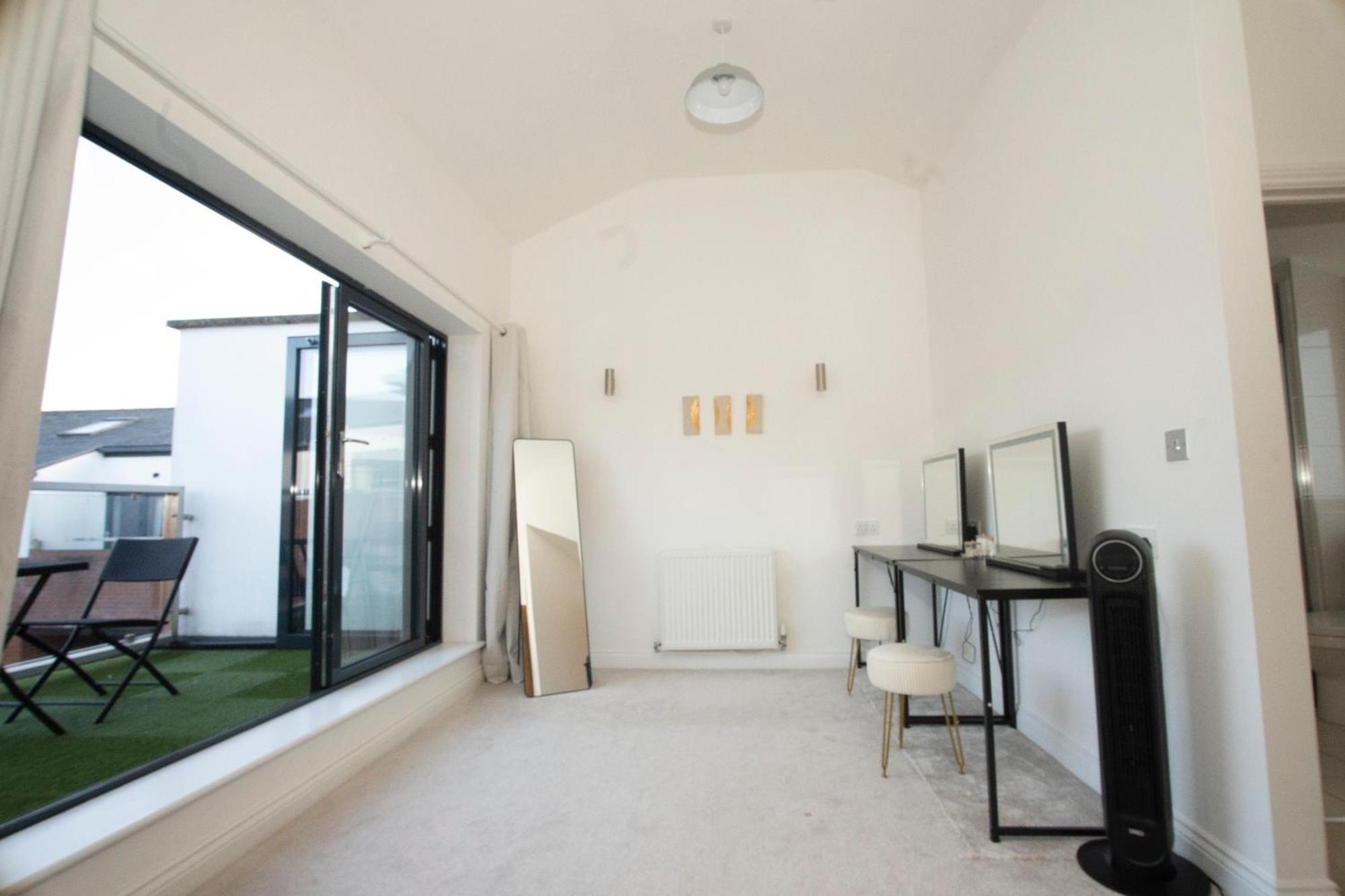 Spacious 4Br 4Ba Gated Townhouse With Balconies, Central Jq เบอร์มิงแฮม ภายนอก รูปภาพ