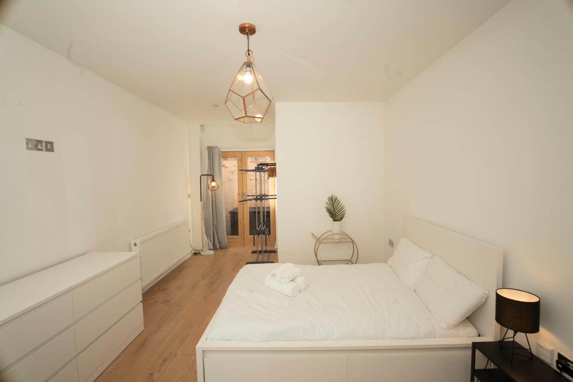 Spacious 4Br 4Ba Gated Townhouse With Balconies, Central Jq เบอร์มิงแฮม ภายนอก รูปภาพ